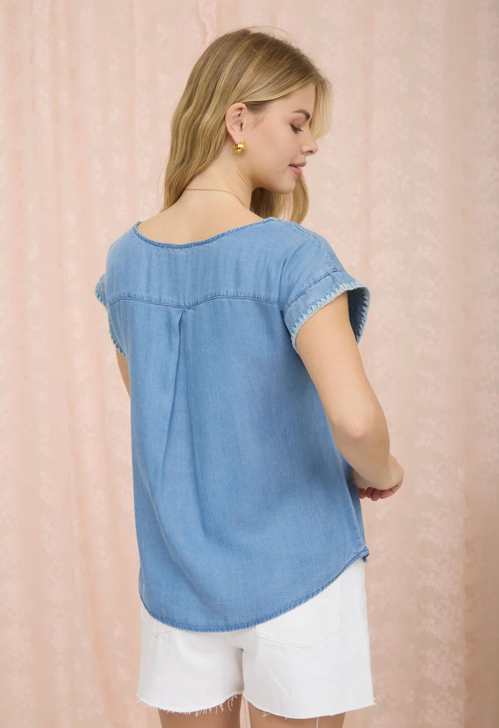 EDGE STITCH DETAIL SHORT SLEEVE CHAMBRAY TOP