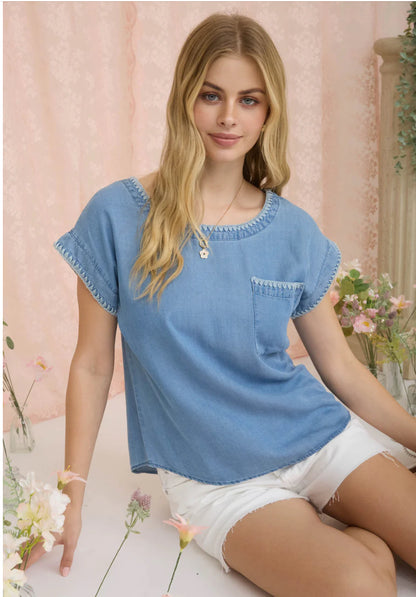 EDGE STITCH DETAIL SHORT SLEEVE CHAMBRAY TOP